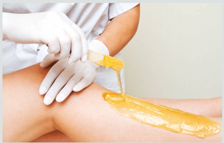 Épilation à la cire en institut de beauté