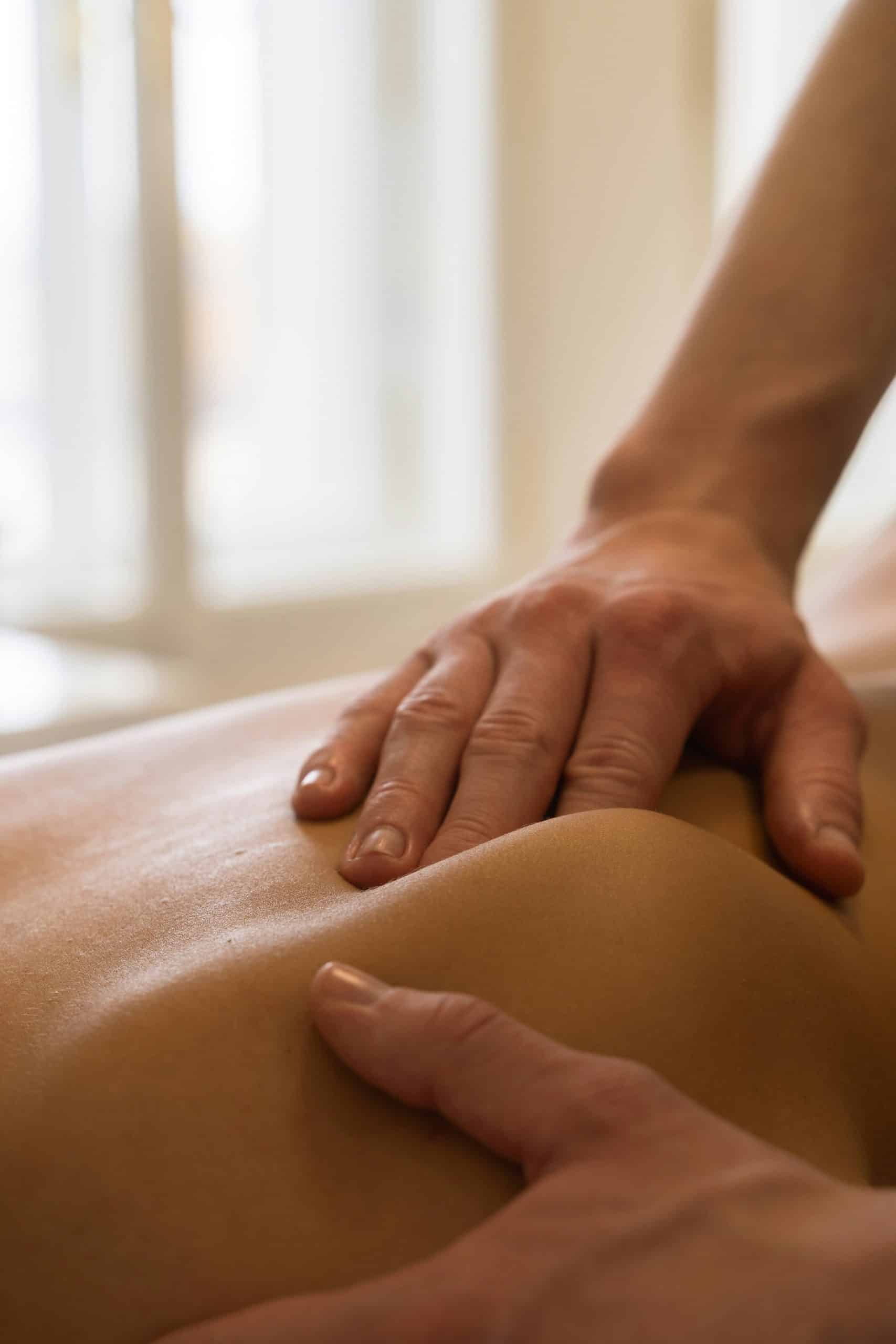 Massage relaxant du dos en cabine